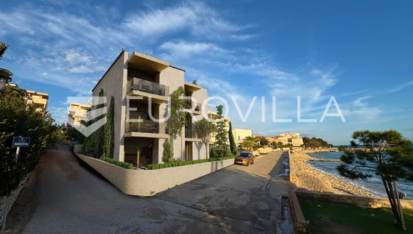 Pag, Mandre, lujoso apartamento de un dormitorio en primera línea de mar, OBRA NUEVA