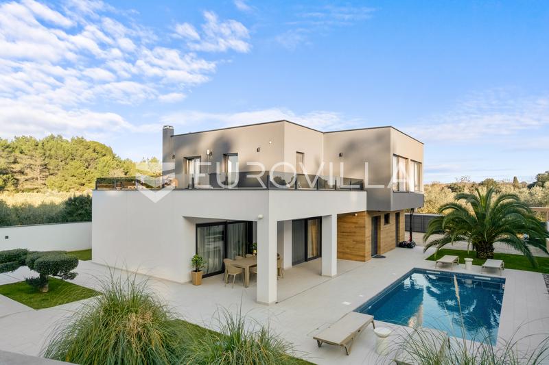 Pula, Veli Vrh, moderna samostojeća vila s grijanim bazenom, teretanom, konobom, garažom