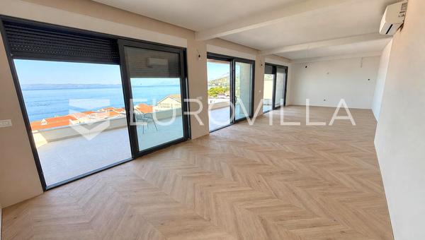 Tučepi takvåning 150 m², nybyggnad med garage och panoramautsikt över havet