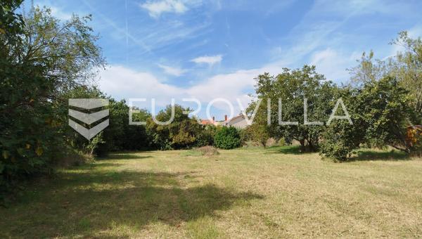 Pula, Busoler - Espaçoso Terreno Edificável de 1360 m2 para uma Casa de Sonho Perto do Centro da Cidade