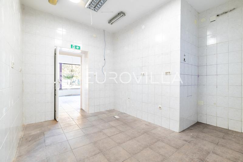 Zagreb, Zagorska ulica, pritlični poslovni prostor velikosti 70 m² s kletjo 25 m² in shrambo 10 m² - 6
