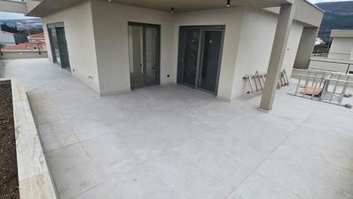 Kastela, 102 m² çatı katı, üçüncü kat, asansörle bağlantılı garajlı.