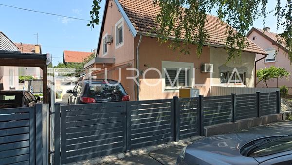 Osijek, Sjenjak, Semi-Detached House with Garage, Basement, and an Excellent Location - 130 m²