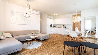 Betina, prekrasan trosoban stan s bazenom i pogledom na more, 112,75 m²