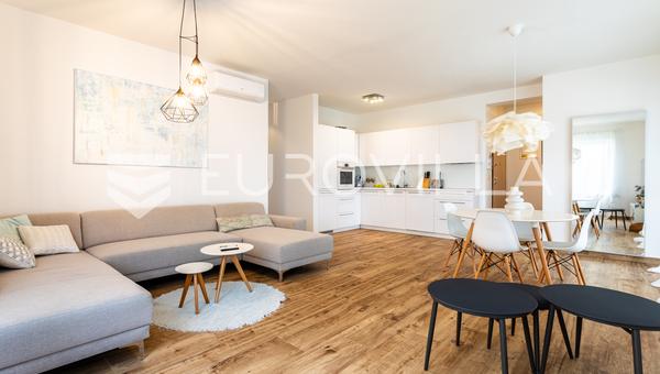 Betina, prekrasan trosoban stan s bazenom i pogledom na more, 112,75 m²