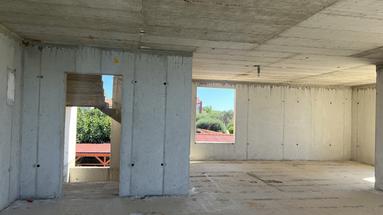 Ostrov Pag, pláž Perilo, dvoupokojový apartmán v luxusní novostavbě PRVNÍ ŘADA U MOŘE.