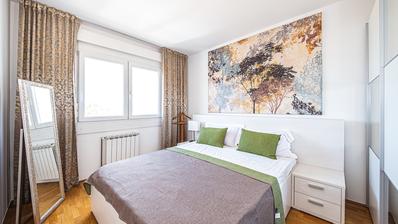 Zagreb, Trnje, Strojarska - espacioso apartamento de dos dormitorios de 70 m² con garaje.