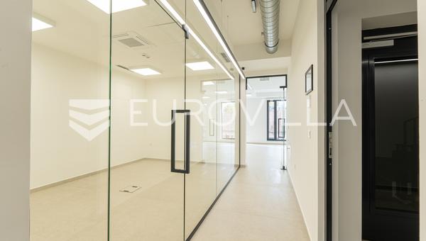 Osijek, Center, office space for rent 150 m² in a modern office building