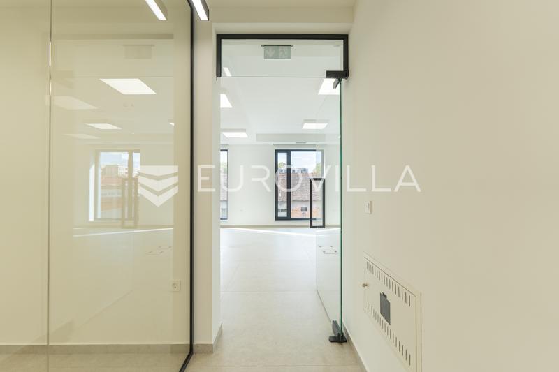 Osijek, Center, office space for rent 150 m² in a modern office building - 14
