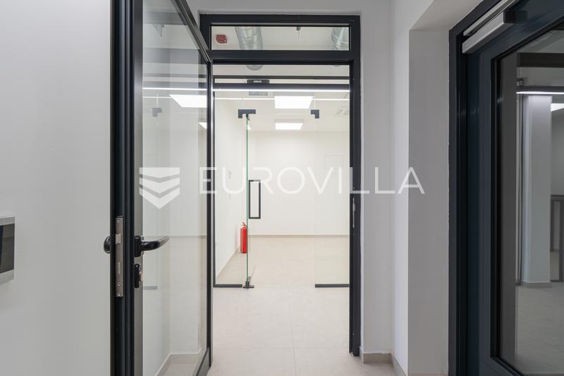 Osijek, Center, office space for rent 150 m² in a modern office building - 18