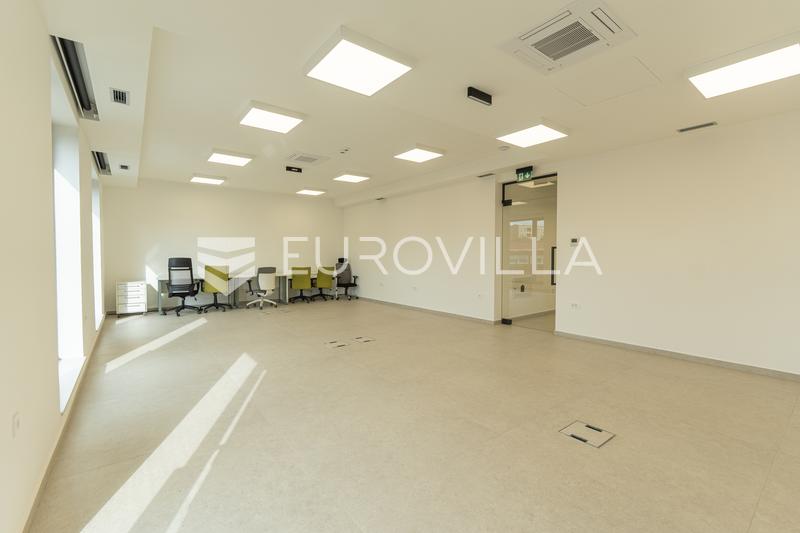 Osijek, Center, office space for rent 150 m² in a modern office building - 15