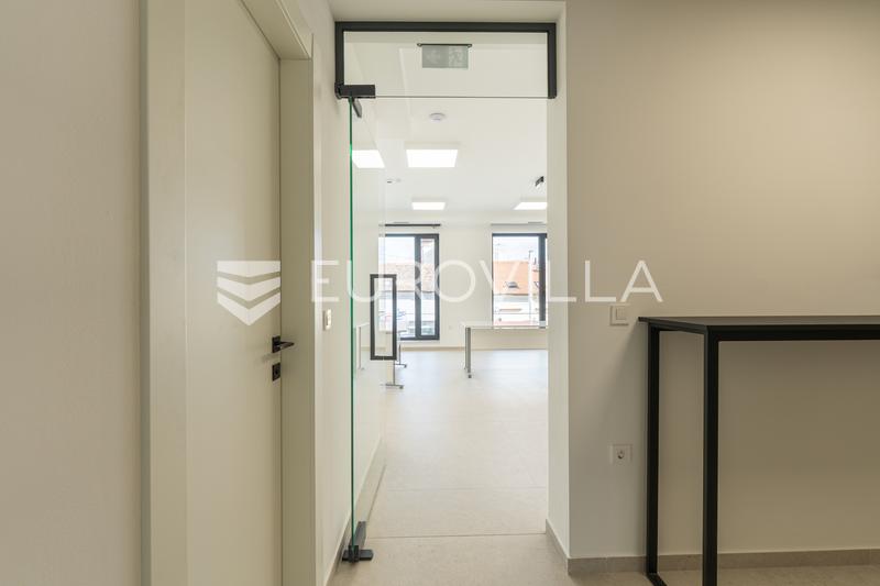 Osijek, Center, office space for rent 150 m² in a modern office building - 6