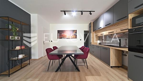 <b>Osijek, Cvjetno Naselje,</b> Spacieux appartement de quatre chambres avec une terrasse de 50 m² et un parking privé