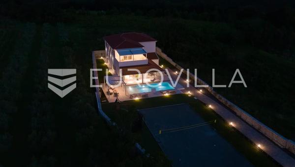 Barban, casa pasiva independiente única de 320 m² en un gran jardín
