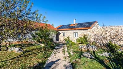 Sibenik, Zaton, groot perceel grond met 2 eigendommen en bouwvergunning voor nog 6 gebouwen