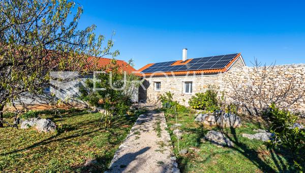 Šibenik, Zaton, stor tomt med 2 fastigheter och bygglov för ytterligare 6 byggnader