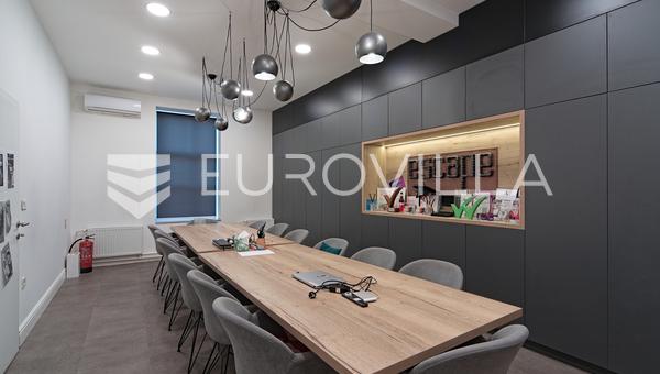 Un espacio comercial en el centro de la ciudad con una superficie total de 168 m²
