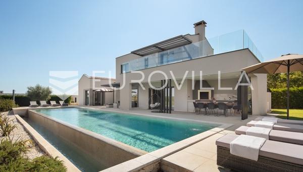 Istra, Vodnjan prekrasna vila neto korisne površine od 250 m² na velikoj okućnici s bazenom 78 m²