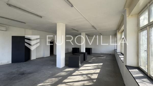 Zagreb, Dubrava, 2.600 m² kontorsbyggnad inom ett företagskomplex på en 7.200 m² tomt.