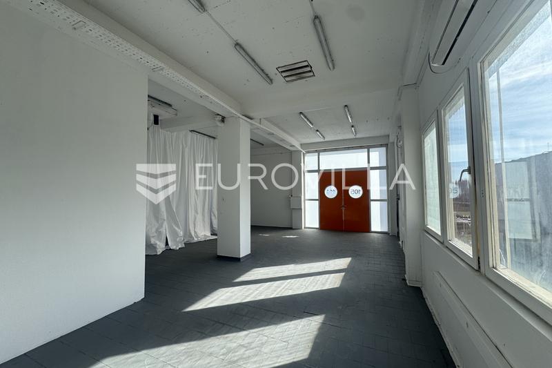 Zagreb, Dubrava, edificio per uffici di 2.600 m² all'interno di un complesso commerciale su un terreno di 7.200 m². - 4
