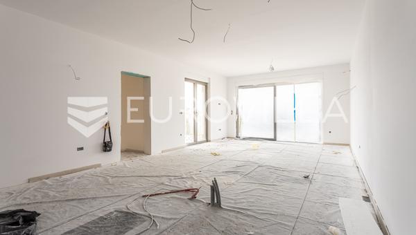 Sevid, kolmen huoneen huoneisto toisessa kerroksessa, 175,26 m², omalla kattoterassilla