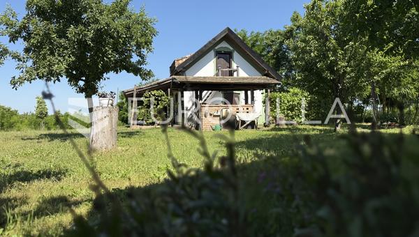 Osijek, Bilje, prodaje se uređena kuća u rustikalnom stilu na parceli od 25.000 m²