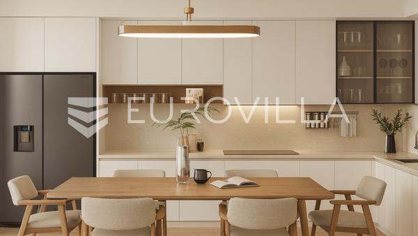 Kaštel Stari, trosoban stan s tri lođe, prvi kat