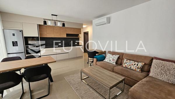 Istria, Pula, moderno apartamento de dos dormitorios de 68 m² con terraza de 80 m² cerca del mar