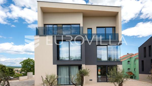 Krk - Krk şehri, lüks yeni bir binada 141,13 m²'lik çatı katı dairesi.