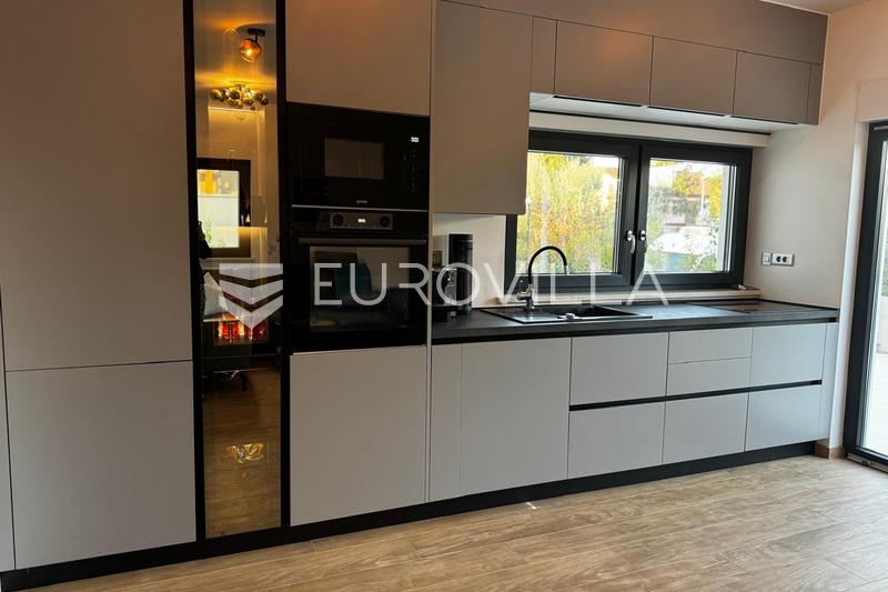 Istria, Pula, Apartment with Pool and Garden