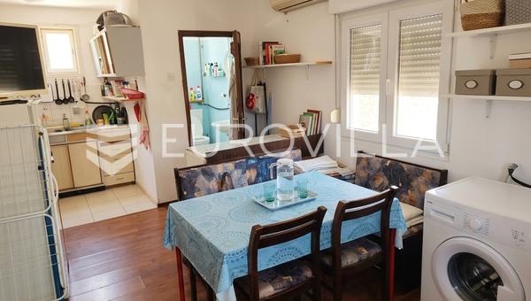 VIR, LOZICE - Dom z dwoma apartamentami w spokojnej oazie na wyspie