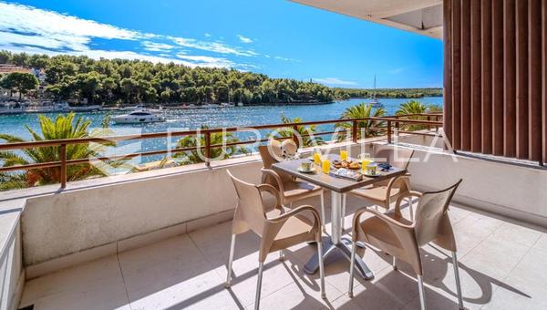 Brač, Milna, dvosoban apartman prvi red uz more, prizemlje