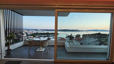 Trogir, Ciovo, appartement de deux chambres meublé par un designer avec terrasse sur le toit, garage, jacuzzi