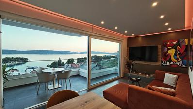 Trogir, Ciovo, apartamento de dois quartos mobilado por designer com terraço na cobertura, garagem, jacuzzi