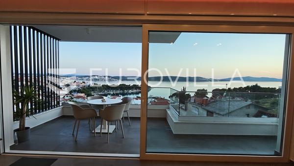 Trogir, Ciovo, designerindrettet lejlighed med to soveværelser, tagterrasse, garage, jacuzzi