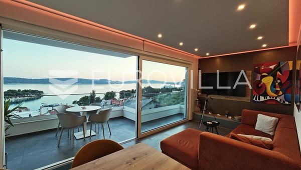 Trogir, Čiovo, dizajnerski uređen dvosoban stan s krovnom terasom garaža, jacuzzi