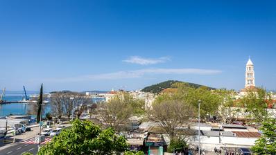Split, Centar, prostrana etaža na izvrsnoj lokaciji s pogledom na more, 135 m²