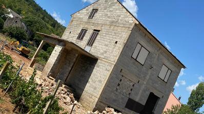 Imotski, Zmijavci, onafgewerkt gebouw