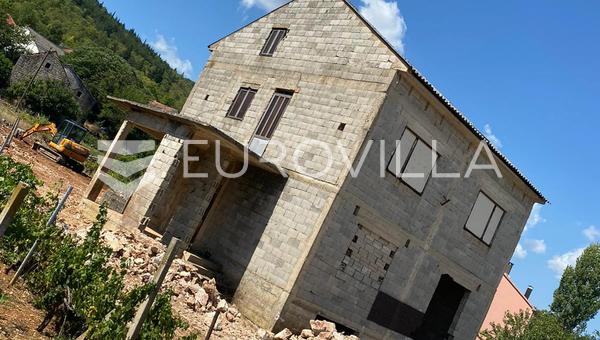Imotski, Zmijavci, immobile da completare