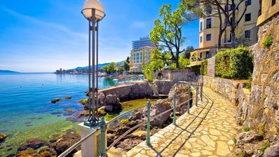 Opatija, Centro, Amplio apartamento para reformar, a 30 m del mar