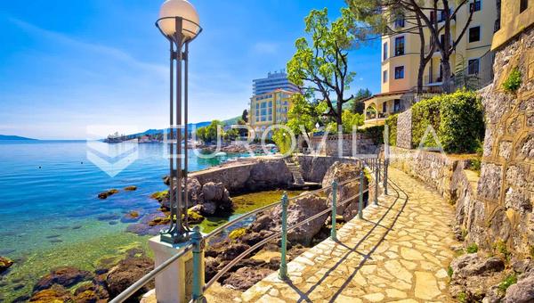 Opatija, Centro, Amplio apartamento para reformar, a 30 m del mar