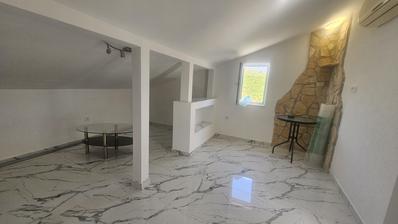 Zrnovnica, neu renovierte Ein-Schlafzimmer-Wohnung mit Terrasse zu vermieten