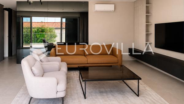 Krk, eine schöne Wohnung in einem Neubau in der Stadt Krk, nur 200 m vom Meer entfernt