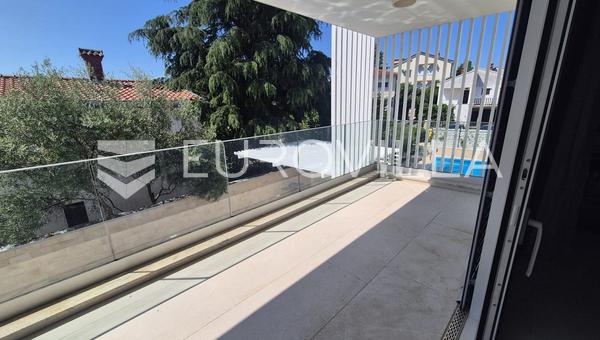 Krk, eine schöne Wohnung in einem Neubau in der Stadt Krk, nur 200 m vom Meer entfernt
