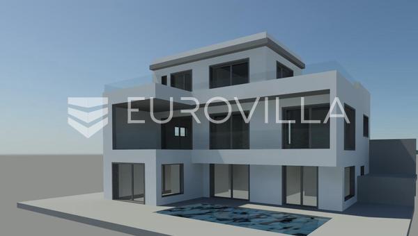 Trogir, terreno con permiso de construcción definitivo para la construcción de una villa con piscina.