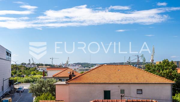 Trogir, fremragende etværelses lejlighed med parkeringsplads