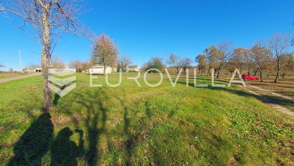 Poreč, surroundings - nice building plot NKP 832 m2 of regular shape