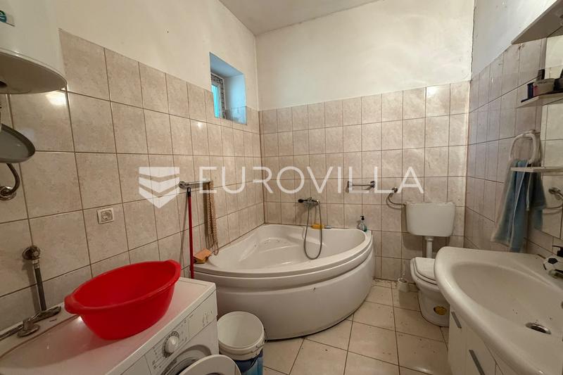 Semeljci - Casa autêntica de um só piso com grande potencial - 8