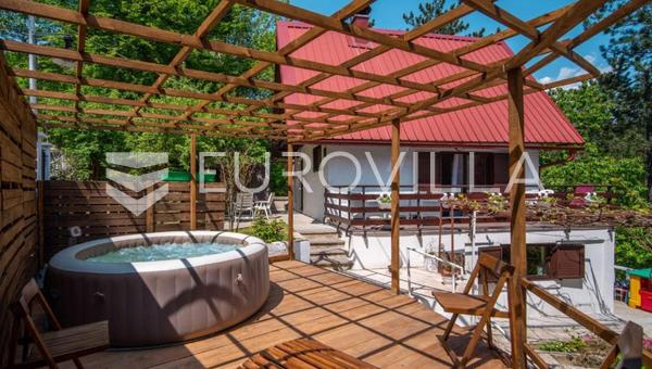 Fuzine, casa di montagna pronta per l'affitto turistico in un ambiente tranquillo e boscoso