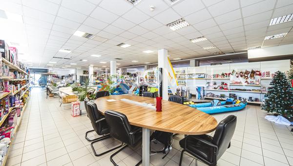Zagreb, Borongajska cesta, rymlig lokal på 1000 m² att hyra med parkering.